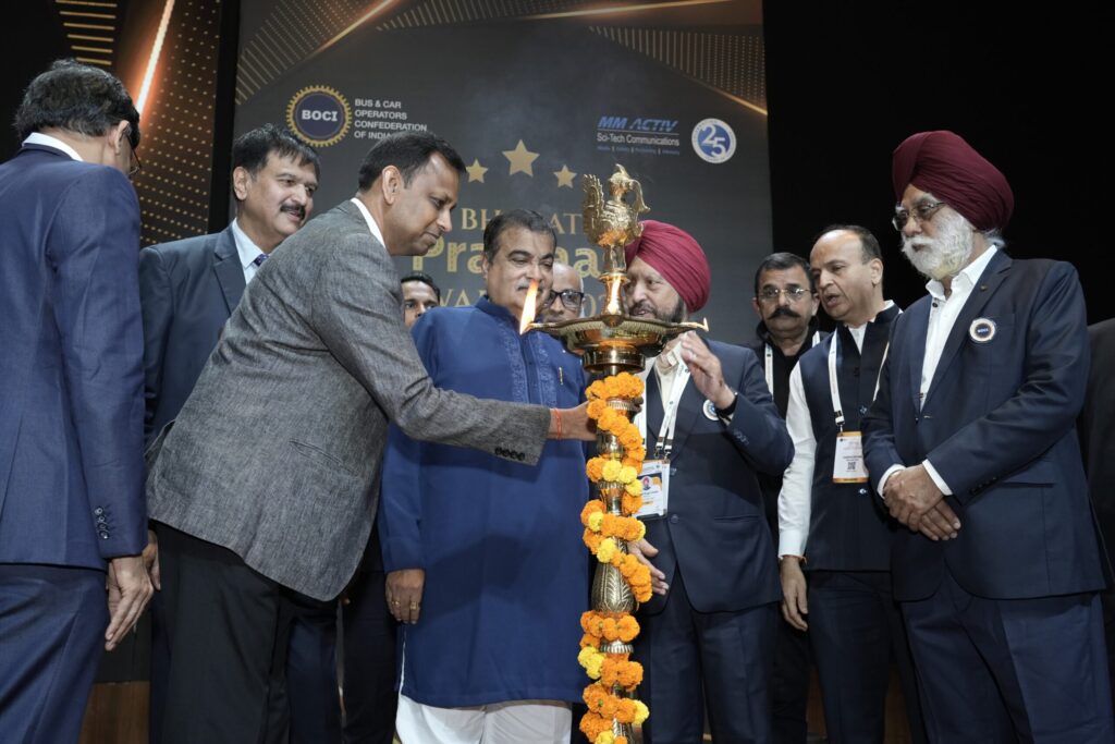 Image - Shri Nitin Gadkari, Hon'ble Minister for Road Transport and Highways, and Mr. Prakash Sangam, CEO of redBus, along with other dignitaries, lit the lamp to inaugurate the Bharat Prawaas Awards